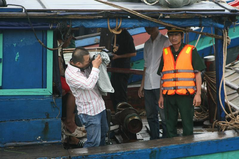 Phóng viên Hồng Vĩnh, báo Tiền Phong tác nghiệp tại vùng biển Nam Định