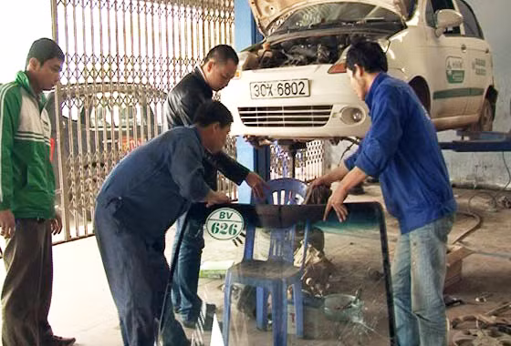 Một trong hai chiếc taxi của hãng Sơn Tây bị đập phá hư hỏng nặng. Chiếc taxi của hãng Sơn Tây bị đập phá hư hỏng nặng