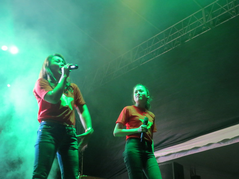 Mai Trang và Huyền Trang trong tiết mục Hello Vietnam