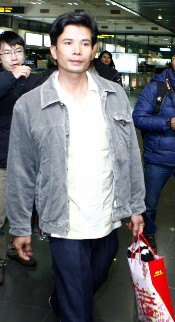 Thuyền viên Đậu Ngọc Hùng xuống sân bay với sắc mặt tươi tỉnh