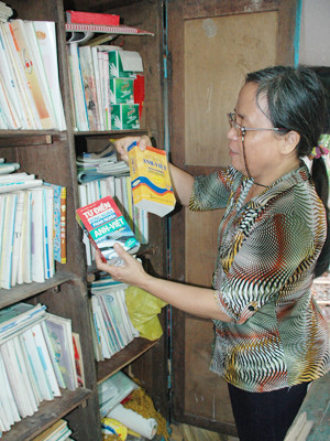 Tủ sách là tài sản quý giá nhất của cô Thu. Tủ sách là tài sản quý giá nhất của cô Thu