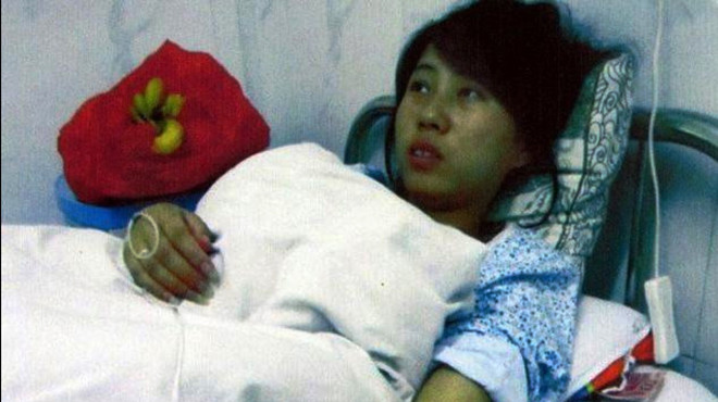 Phùng Kiến Mai tại bệnh viện sau khi bị ép phá thai. Ảnh: Rex Features. Phùng Kiến Mai tại bệnh viện sau khi bị ép phá thai. Ảnh: Rex Features