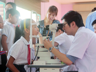 Bác sĩ của Bệnh viện Mắt Quốc tế khám mắt miễn phí cho trẻ em tại huyện Gia Lâm (Hà Nội). Ảnh: Cẩm Kỳ. Bác sĩ của Bệnh viện Mắt Quốc tế khám mắt miễn phí cho trẻ em tại huyện Gia Lâm (Hà Nội). Ảnh: Cẩm Kỳ