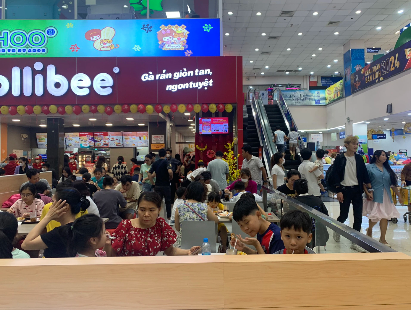 Các ngành hàng F&amp;B, thời trang và khu vui chơi trẻ em là lực đẩy quan trọng giúp bất động sản bán lẻ phục hồi. Ảnh: Gia Linh