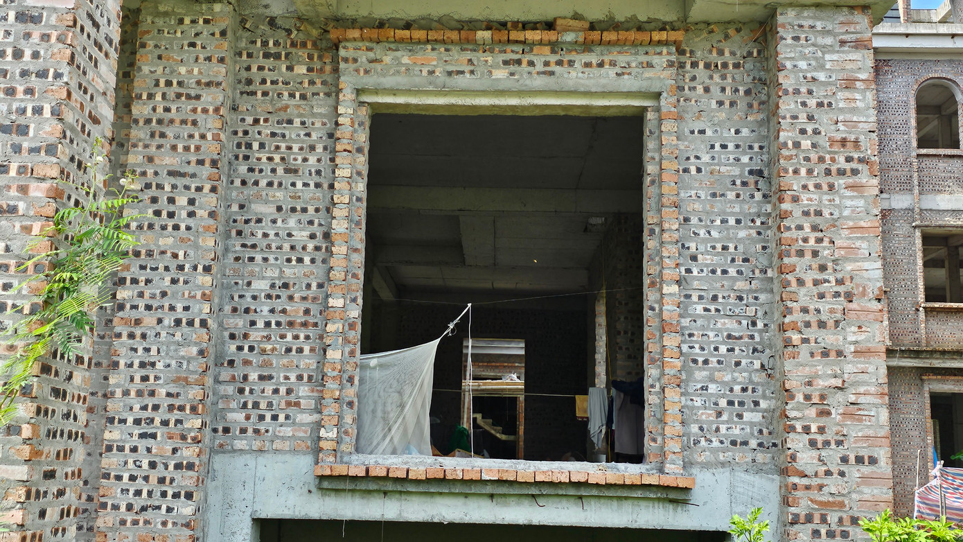 Một số căn được công nhân tận dụng làm nơi ở, sinh hoạt tiềm ẩn nguy cơ mất an toàn, mất an ninh trật tự.