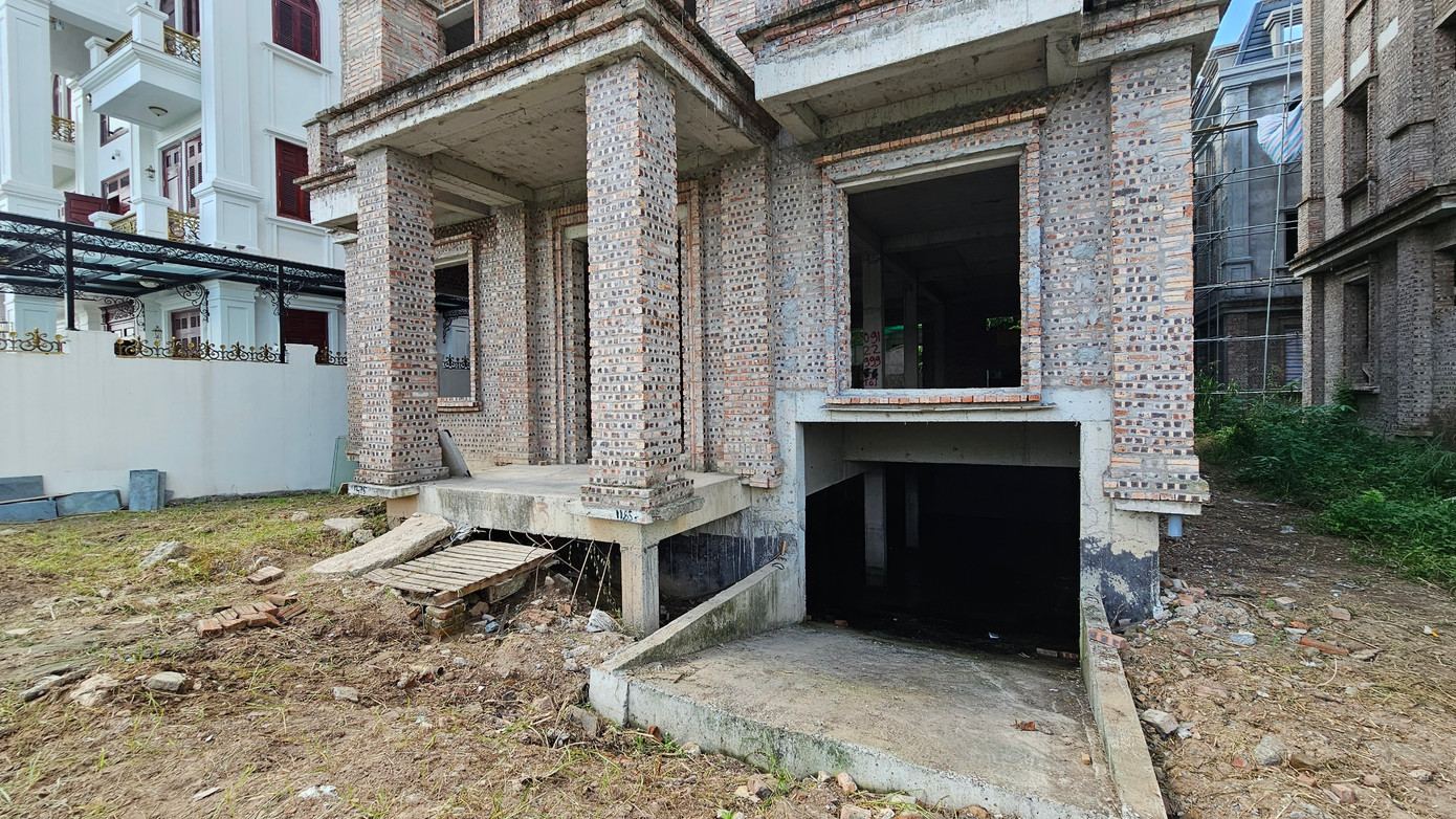 Phần hầm các căn biệt thự bỏ hoang trở thành "ao tù nước đọng" gây ô nhiễm.