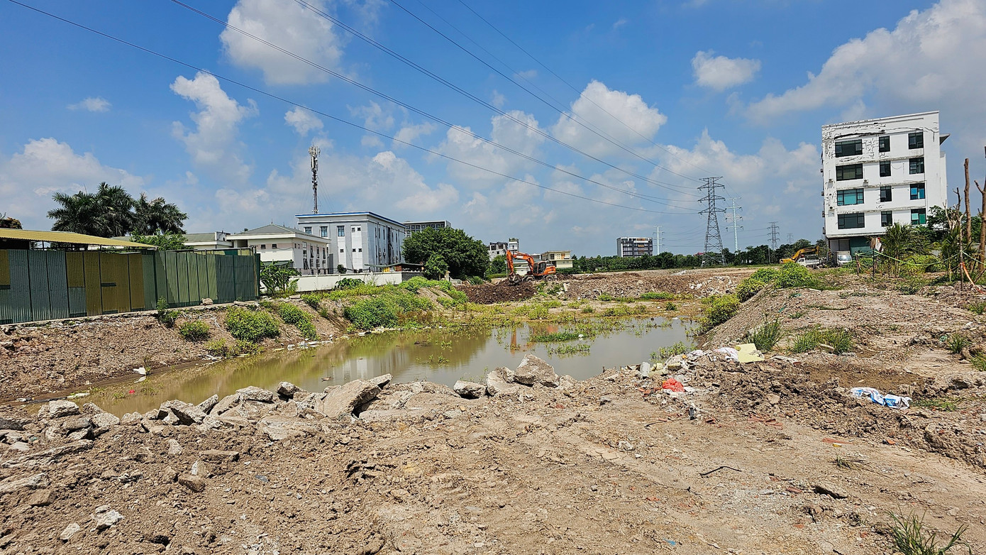 Việc hoàn trả lại mặt bằng đào hồ trái quy hoạch của chủ đầu tư trên phần đất quy hoạch cây xanh tại khu B3.1, Khu đô thị Thanh Hà Cienco 5 diễn ì ạch dù đã quá thời hạn khắc phục. Việc hoàn trả lại mặt bằng đào hồ trái quy hoạch của chủ đầu tư trên phần đất quy hoạch cây xanh tại khu B3.1, Khu đô thị Thanh Hà Cienco 5 diễn ì ạch dù đã quá thời hạn khắc phục.