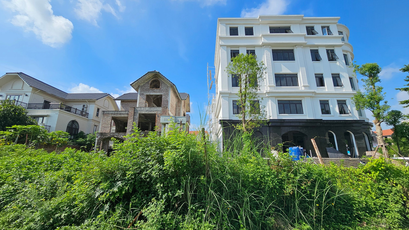 Một số căn biệt thự khủng tại khu BT 10 và công trình tại khu TT02 có thiết kế, kiến trúc khác lạ với những mẫu biệt thự tại dự án.