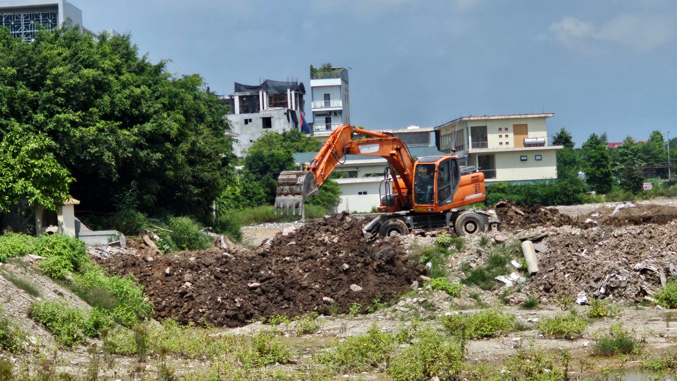 Chỉ có 1 máy xúc đang tiến hành san lấp phần hồ với diện tích khoảng 9.000m2 tại khu B3.1. Chỉ có 1 máy xúc đang tiến hành san lấp phần hồ với diện tích khoảng 9.000m2 tại khu B3.1.