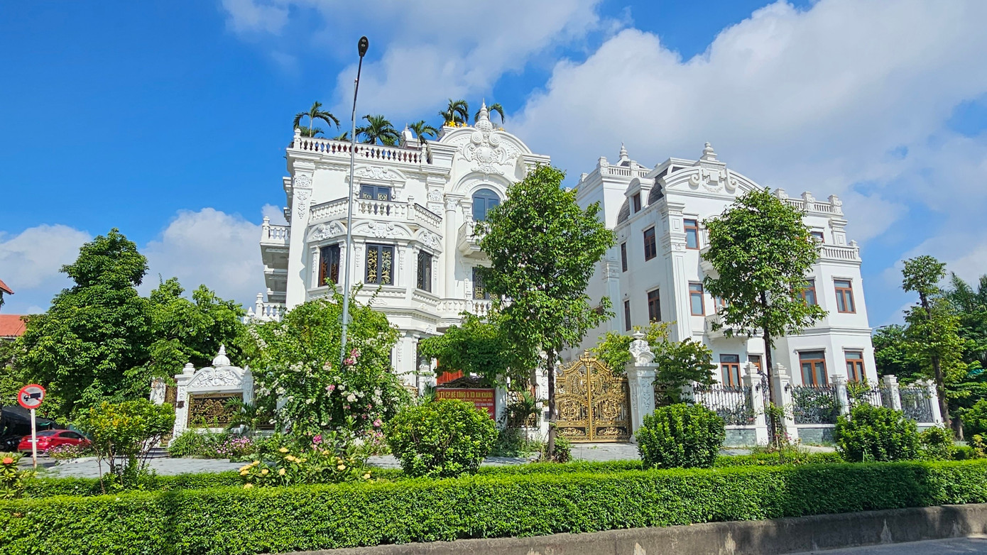 Một số căn biệt thự khủng tại khu BT 10 và công trình tại khu TT02 có thiết kế, kiến trúc khác lạ với những mẫu biệt thự tại dự án.