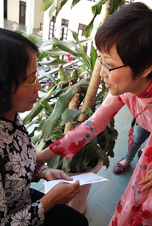 Không chỉ dành lời động viên tới cô giáo Chu Thị Linh Quang, MC Thảo Vân cũng dành chút tiền cá nhân gửi tặng cô, mong cô giữ gìn sức khỏe, sớm tìm được liệt sĩ Định. (Ảnh: Văn Chung). Không chỉ dành lời động viên tới cô giáo Chu Thị Linh Quang, MC Thảo Vân cũng dành chút tiền cá nhân gửi tặng cô, mong cô giữ gìn sức khỏe, sớm tìm được liệt sĩ Định. (Ảnh: Văn Chung)