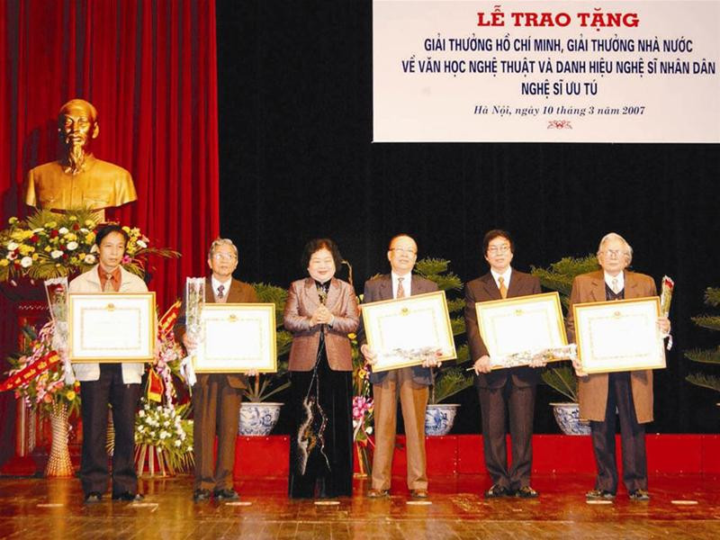 Phó Chủ tịch nước Trương Mỹ Hoa trao giải thưởng Hồ Chí Minh cho 5 cá nhân