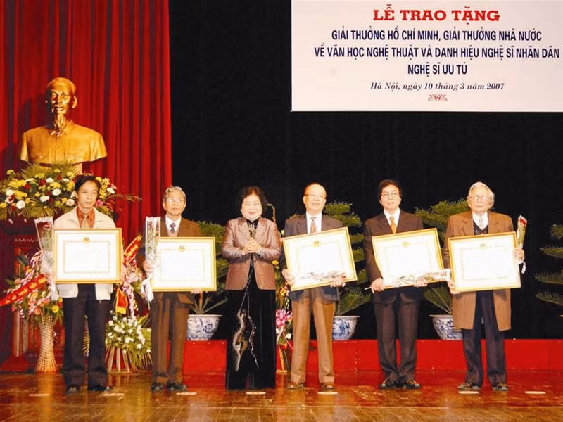 Phó Chủ tịch nước Trương Mỹ Hoa trao giải thưởng Hồ Chí Minh cho 5 cá nhân