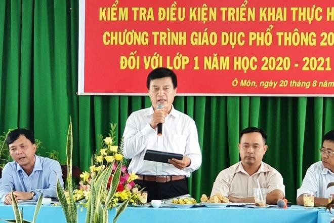 Thầy Võ Minh Lợi (đứng) đang phát biểu chỉ đạo trong một cuộc họp (Ảnh: Phạm Tâm)