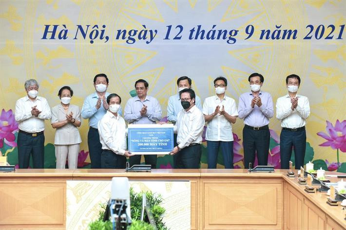Thay mặt ngành Giáo dục, Bộ trưởng Nguyễn Kim Sơn tiếp nhận ủng hộ máy tính của các đơn vị, tổ chức, doanh nghiệp tại Lễ phát động Thay mặt ngành Giáo dục, Bộ trưởng Nguyễn Kim Sơn tiếp nhận ủng hộ máy tính của các đơn vị, tổ chức, doanh nghiệp tại Lễ phát động
