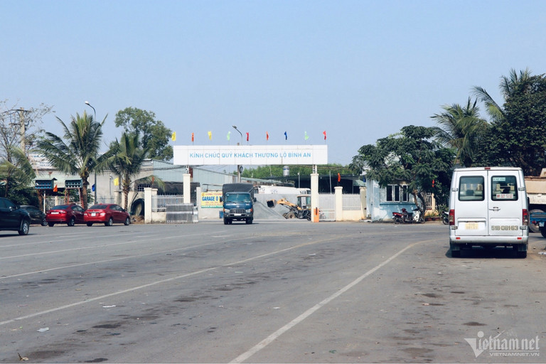 Đầu giờ chiều vẫn còn xe đến để đăng kiểm tại trung tâm đăng kiểm 60-05D. Đầu giờ chiều vẫn còn xe đến để đăng kiểm tại trung tâm đăng kiểm 60-05D.