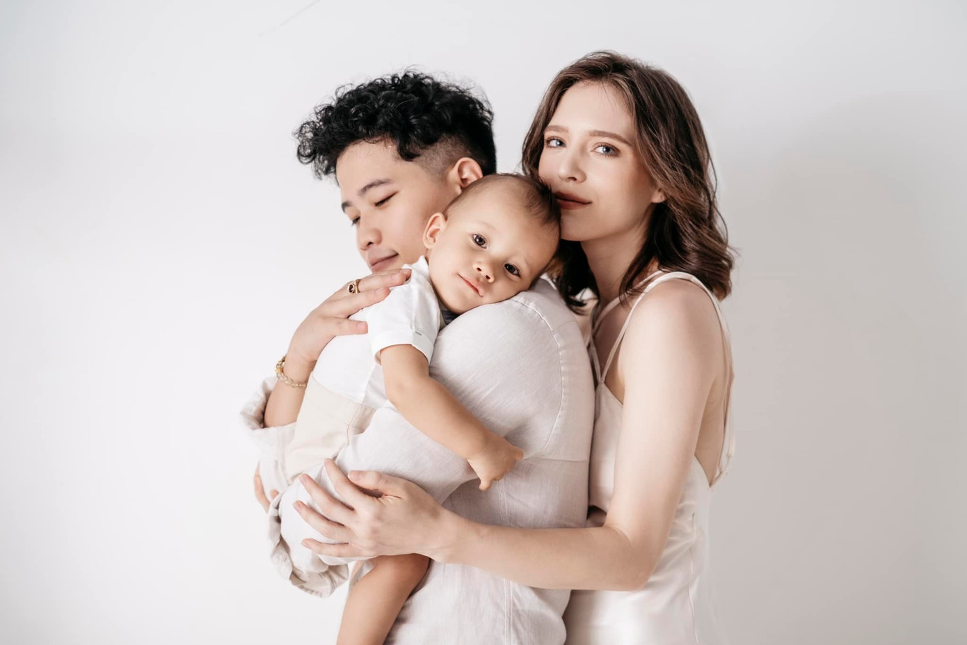 Tình cảm ấm áp của gia đình chồng giúp Kira vơi nỗi nhớ nhà (Ảnh: NVCC).