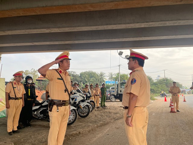 Thượng tá Đoàn Văn Quới chỉ đạo ra quân cao điểm tại Trạm CSGT Tân Túc Thượng tá Đoàn Văn Quới chỉ đạo ra quân cao điểm tại Trạm CSGT Tân Túc