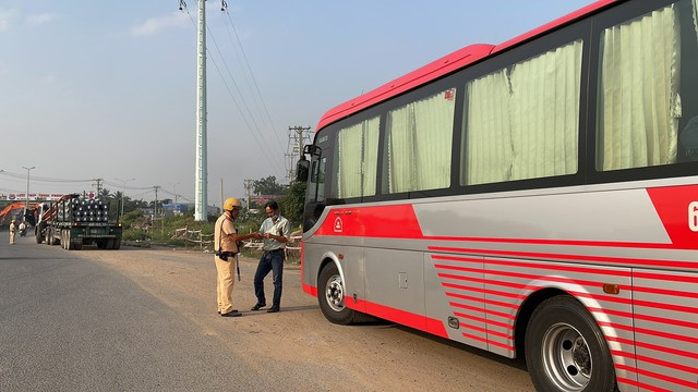 Tổ CSGT dừng nhiều phương tiện để kiểm tra Tổ CSGT dừng nhiều phương tiện để kiểm tra