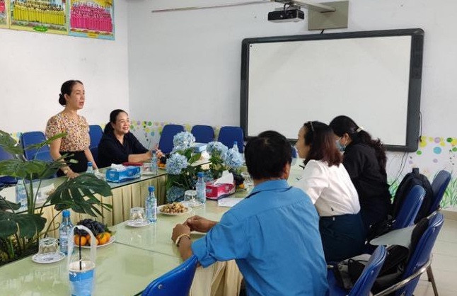 Đoàn giám sát của HCDC làm việc với trường học sáng 17/1. Ảnh: HCDC