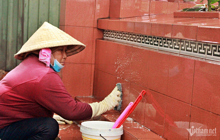 Bây giờ, bà chỉ chăm khoảng 100 ngôi mộ Bây giờ, bà chỉ chăm khoảng 100 ngôi mộ