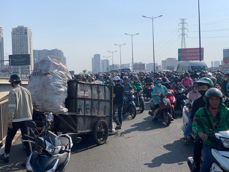 Hiện trường vụ tai nạn gây ùn tắc.