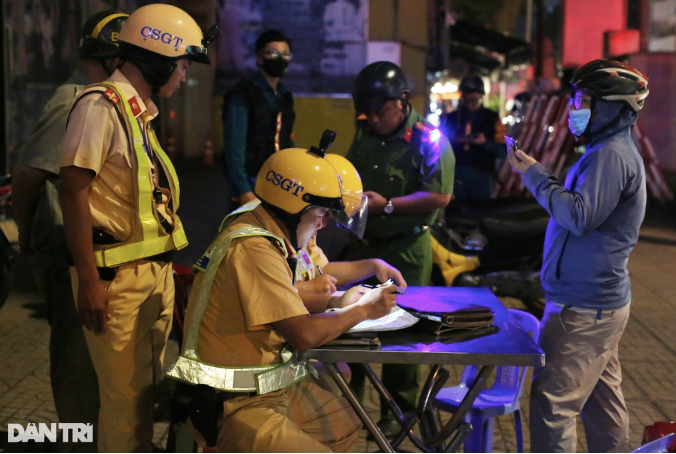 Ông V.T.T. cầm điện thoại ghi hình CSGT suốt buổi làm việc (Ảnh: An Huy).