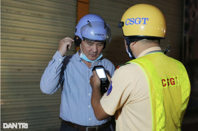 Tài xế H.T.T. bị CSGT phạt 2,5 triệu đồng vì uống một lon bia (Ảnh: An Huy).