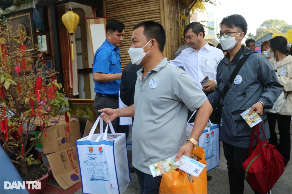 Anh Kha trong chuyến bay về quê Tết 2023 (Ảnh: Nguyễn Vy).