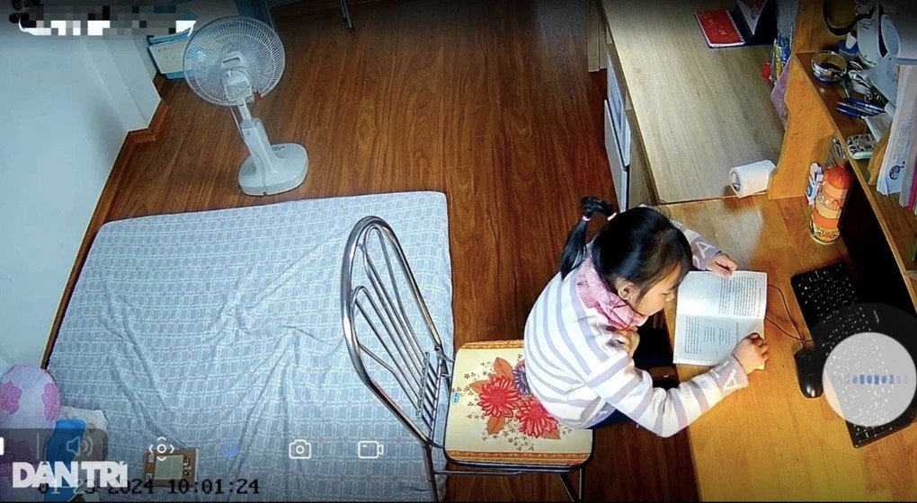 Nhiều gia đình không có người trông khi trẻ được nghỉ học, bố mẹ vẫn đi làm phải giám sát con qua camera (Ảnh: Hồng Anh). Nhiều gia đình không có người trông khi trẻ được nghỉ học, bố mẹ vẫn đi làm phải giám sát con qua camera (Ảnh: Hồng Anh).