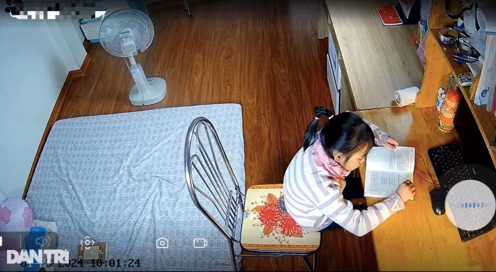Nhiều gia đình không có người trông khi trẻ được nghỉ học, bố mẹ vẫn đi làm phải giám sát con qua camera (Ảnh: Hồng Anh).