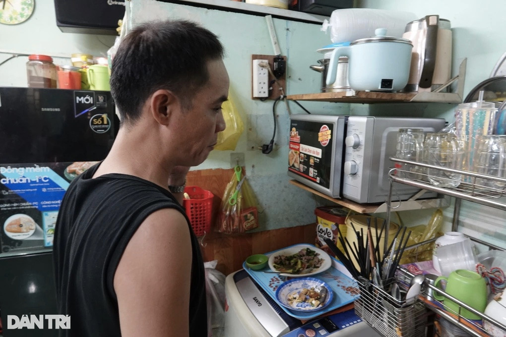 Anh Chung bên bữa cơm tằn tiện của gia đình 6 miệng ăn (Ảnh: Nguyễn Vy).