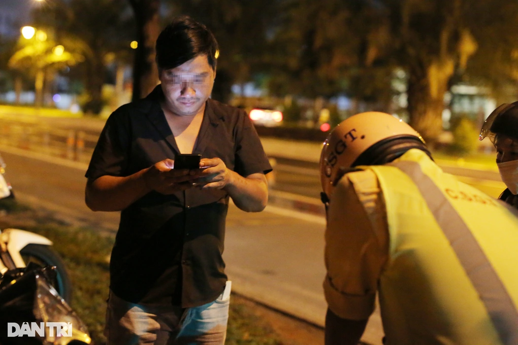 Tài xế D.T.L. trên đường lái xe chở vợ về nhà thì bị CSGT xử phạt (Ảnh: An Huy).