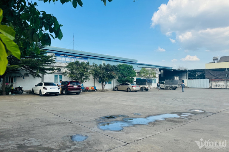 Trung tâm đăng kiểm 60-04D mới hoạt động trở lại nên cũng không có nhiều phương tiện đến đăng kiểm. Trung tâm đăng kiểm 60-04D mới hoạt động trở lại nên cũng không có nhiều phương tiện đến đăng kiểm.