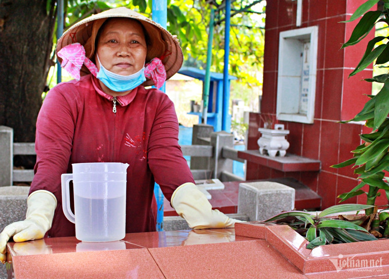 Bà Phượng đã chăm sóc mộ trong nghĩa trang lớn nhất TP.HCM suốt 25 năm qua Bà Phượng đã chăm sóc mộ trong nghĩa trang lớn nhất TP.HCM suốt 25 năm qua