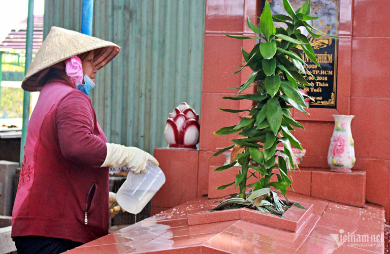 Bà làm xuyên Tết với hy vọng có thêm thu nhập để lo cho cậu con trai ăn học Bà làm xuyên Tết với hy vọng có thêm thu nhập để lo cho cậu con trai ăn học