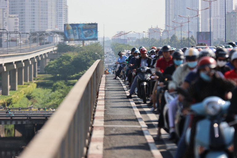 Hàng nghìn xe máy nhích từng mét, rất khó khăn.