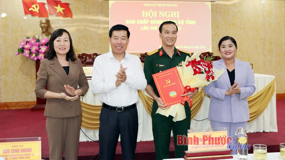 Ban Thường vụ Tỉnh ủy trao quyết định và tặng hoa chúc mừng Đại tá Võ Thành Danh, Chỉ huy trưởng Bộ Chỉ huy Quân sự tỉnh Bình Phước Ban Thường vụ Tỉnh ủy trao quyết định và tặng hoa chúc mừng Đại tá Võ Thành Danh, Chỉ huy trưởng Bộ Chỉ huy Quân sự tỉnh Bình Phước
