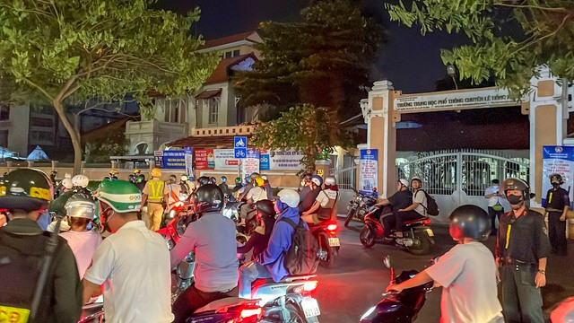 Đội CSGT Bến Thành lập chốt kiểm tra nồng độ cồn trên đường Nguyễn Văn Cừ