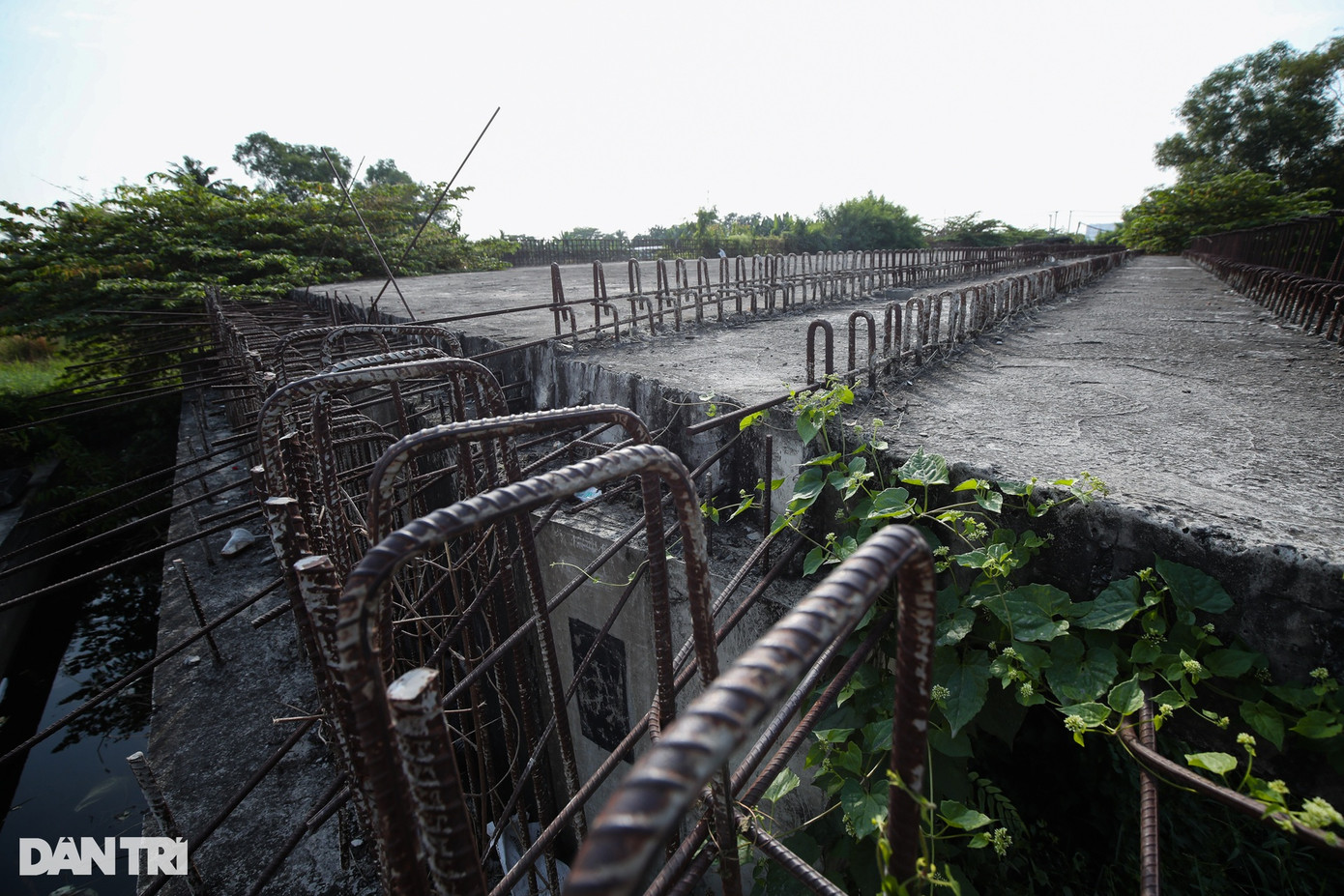 Nhiều hạng mục thi công dang dở, có dấu hiệu xuống cấp sau thời gian dài nằm phơi nắng phơi mưa. Chia sẻ từ một người dân, dự án bỏ hoang lâu ngày, nhiều hộ buôn bán phế liệu tự tiện cắt bớt sắt thép tại công trình để bán sắt vụn.