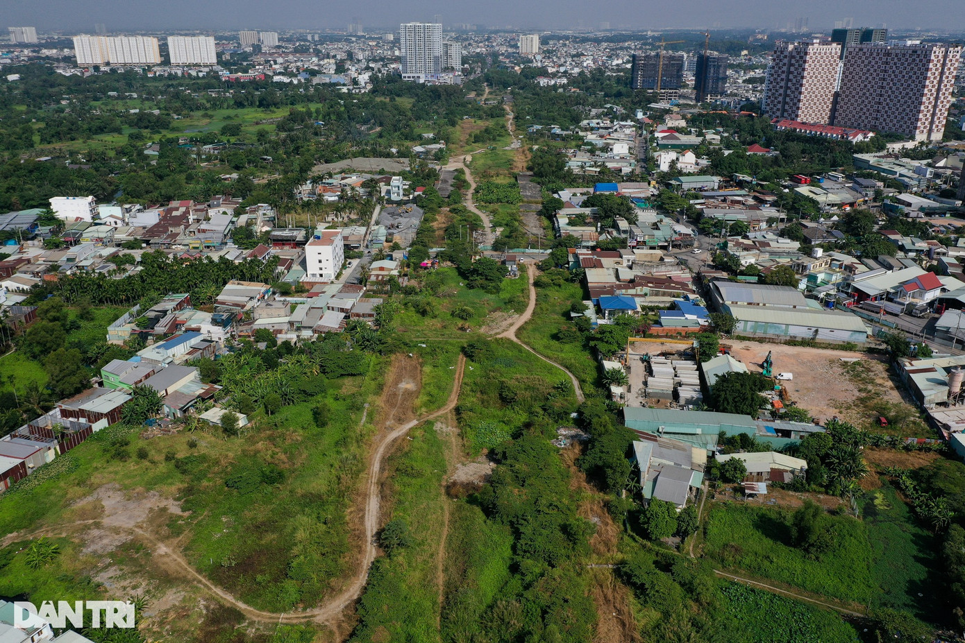 Dự án Vành đai 2 TPHCM được động thổ, khởi công từ năm 2015, có quy hoạch chạy quanh các quận, huyện vùng ven nội đô giúp giảm tải áp lực, tắc nghẽn giao thông thành phố, rút ngắn thời gian đi lại của người dân. Hiện dự án đường Vành đai 2 TPHCM còn 4 đoạn chưa khép kín. Trong đó, 3 đoạn nằm ở TP Thủ Đức: Đoạn 1 từ cầu Phú Hữu đến Xa lộ Hà Nội; đoạn 2 từ Xa lộ Hà Nội đến đường Phạm Văn Đồng; đoạn 3 từ đường Phạm Văn Đồng đến nút giao Gò Dưa và đoạn 4 từ Quốc lộ 1 đến đường Nguyễn Văn Linh (quận Bình Tân, huyện Bình Chánh).