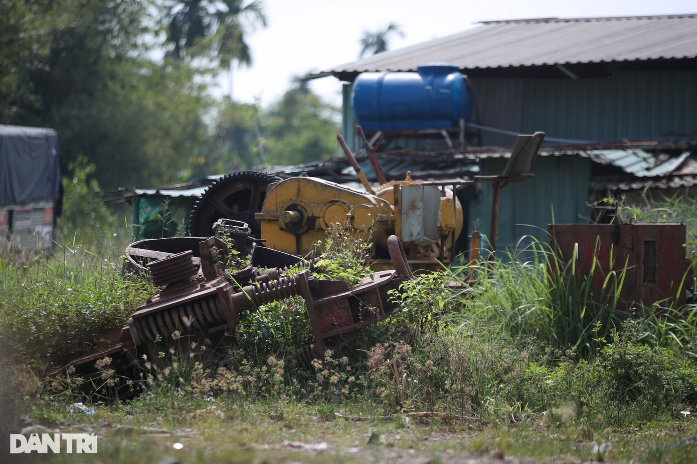 Theo ghi nhận của phóng viên Dân trí, nhiều máy móc nằm ngổn ngang, cỏ mọc um tùm.
