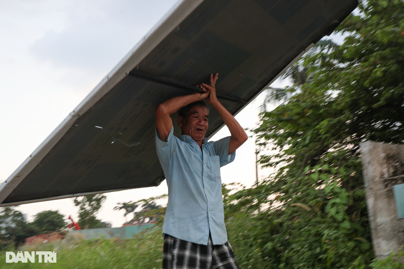 Ông Nguyễn Văn Mỹ (76 tuổi) sống cạnh dự án Vành đai 2 kỳ vọng công trình này sẽ sớm hoàn thành. "Chúng tôi ở đây ai cũng mong dự án tái khởi động và sớm hoàn thành, chứ sống ở nơi mà hoang vắng, đường xá đi lại khó khăn, không đèn đường như thế này thực sự quá vất vả", ông Mỹ chia sẻ.