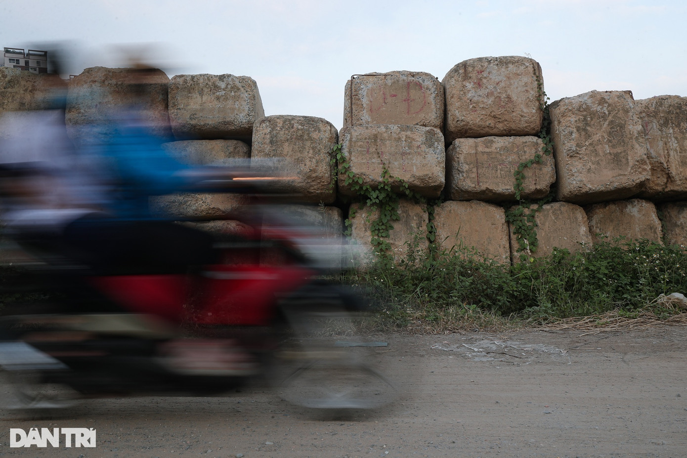 Nhiều trụ, cọc cũng nằm chất đống tại công trường.