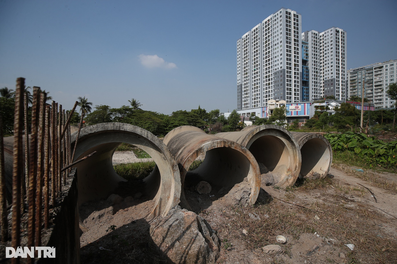 Nhiều ống cống thoát nước cỡ lớn chất đống tại công trình.