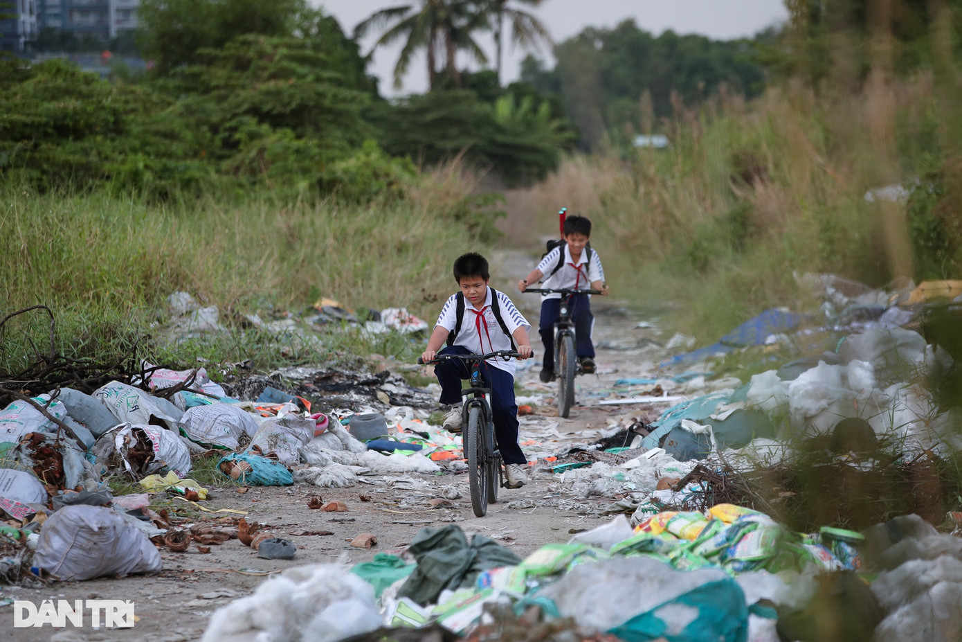 Do dự án chưa được khép kín nên nhiều đoạn vô hình trở thành bãi tập kết rác thải của người dân.