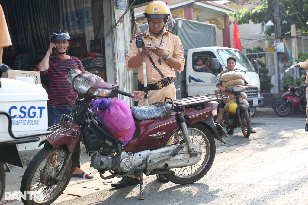 Tài xế L.V.H. bị CSGT kiểm tra khi chở hành tỏi đi giao hàng (Ảnh: An Huy). Tài xế L.V.H. bị CSGT kiểm tra khi chở hành tỏi đi giao hàng (Ảnh: An Huy).