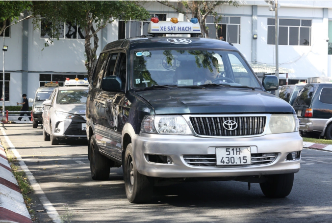 Thí sinh thi phần sa hình tại Trung tâm sát hạch lái xe Củ Chi (Ảnh: An Huy).