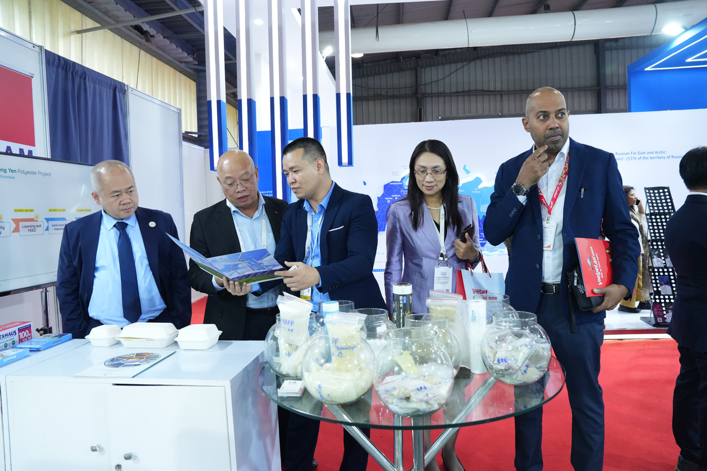 Khách hàng quốc tế tham quan gian hàng của Tập đoàn Stavian tại Vibrant Gujarat