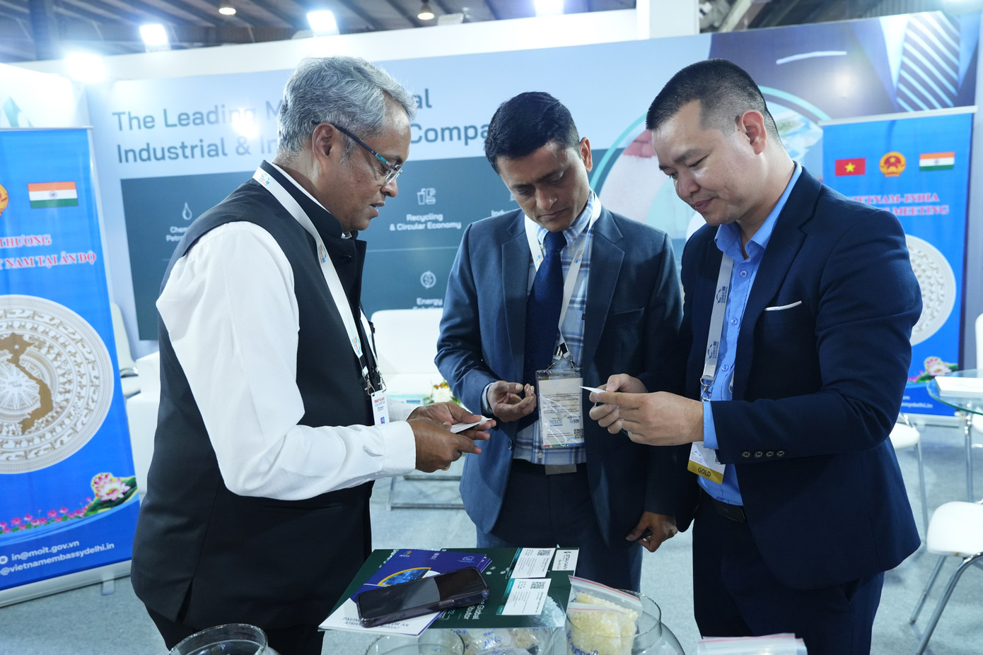 Khách hàng quốc tế tham quan gian hàng của Tập đoàn Stavian tại Vibrant Gujarat